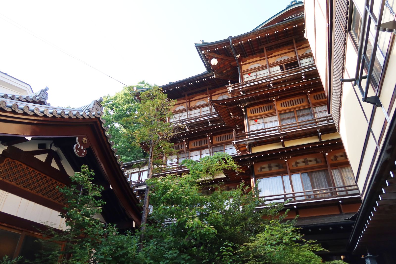 緑に囲まれた木造の旅館