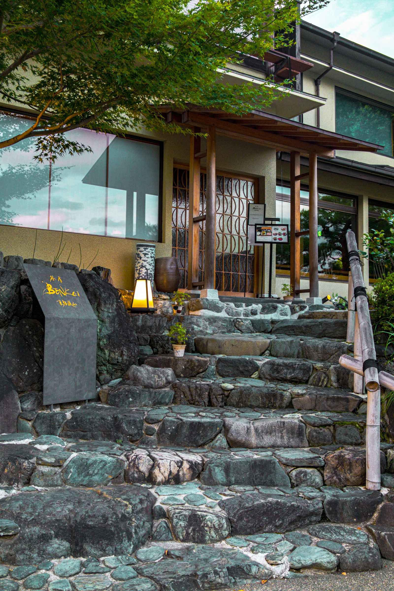 石の階段のある伝統的な日本家屋