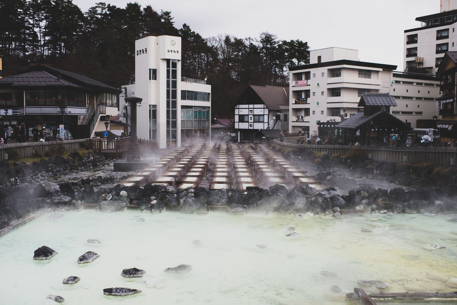 湯けむりの立つ山あいの風景